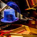 Piano et chapeau bleu
